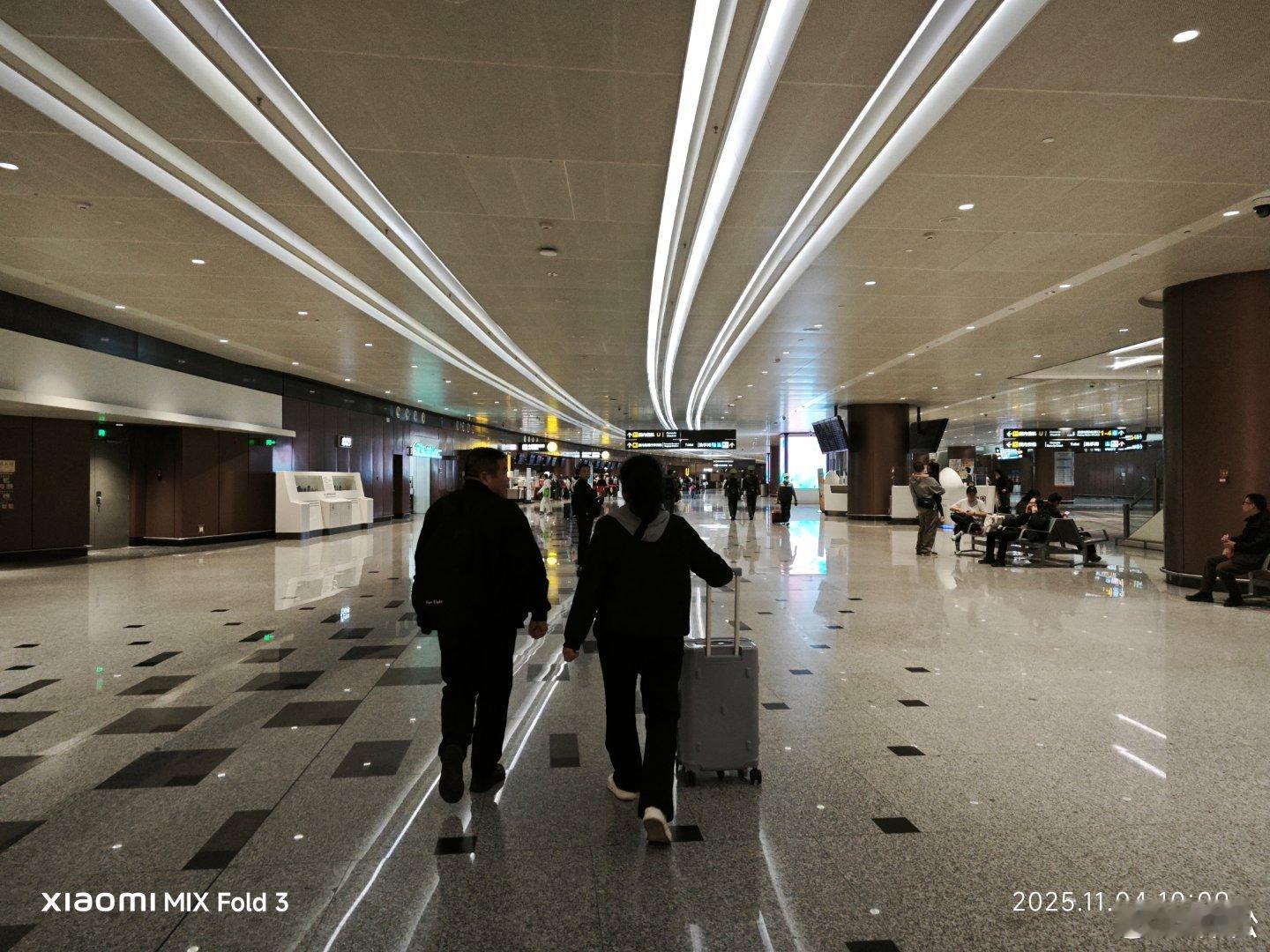 很少去大兴机场，感觉对痴呆老人不太方便，以为下地铁就有厕所，结果走了好远，在值机