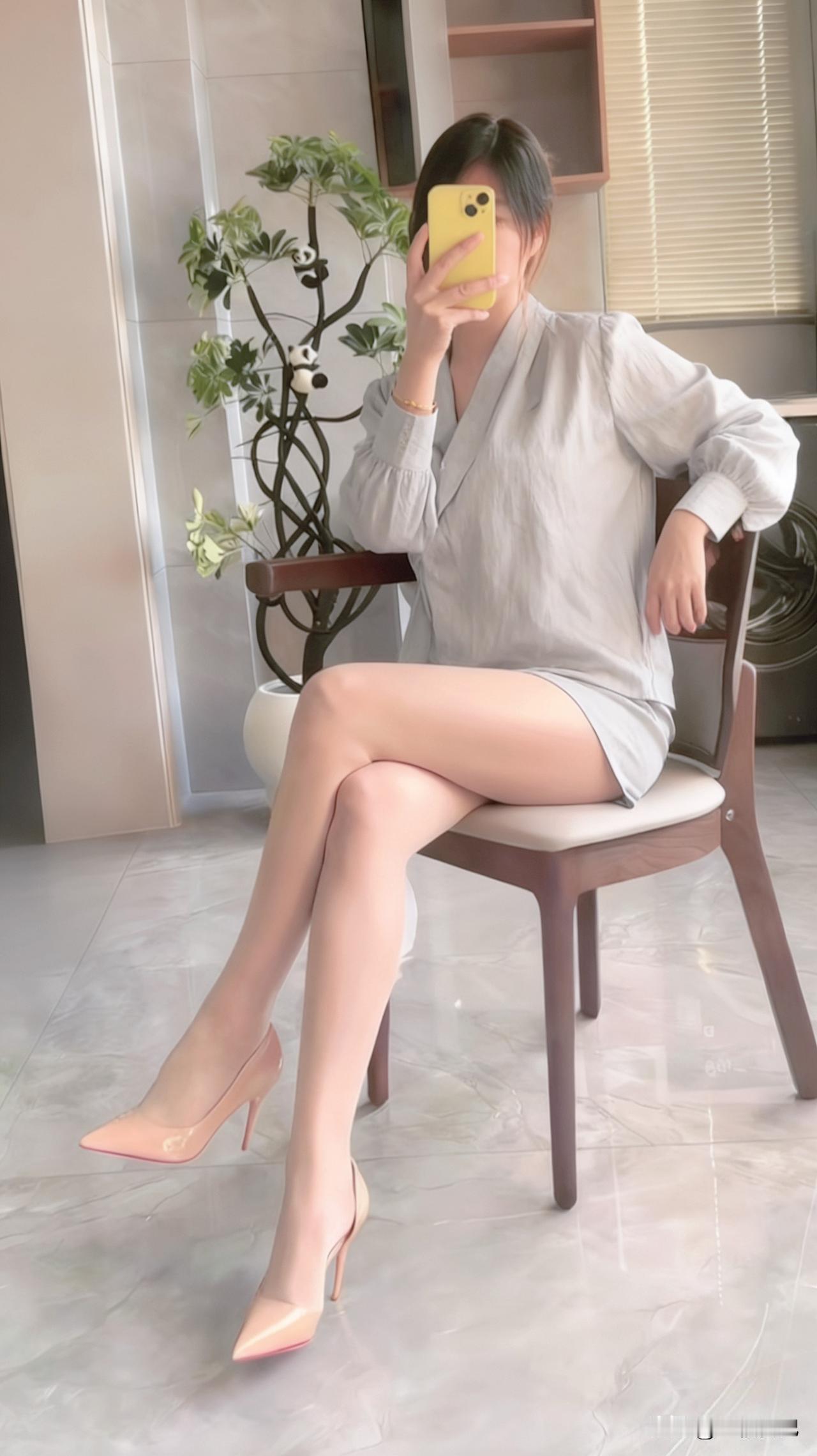 怎么穿搭会让人比较显温柔浅灰色套装搭配裸色细跟高跟鞋＃每日穿搭女人都喜欢穿高跟