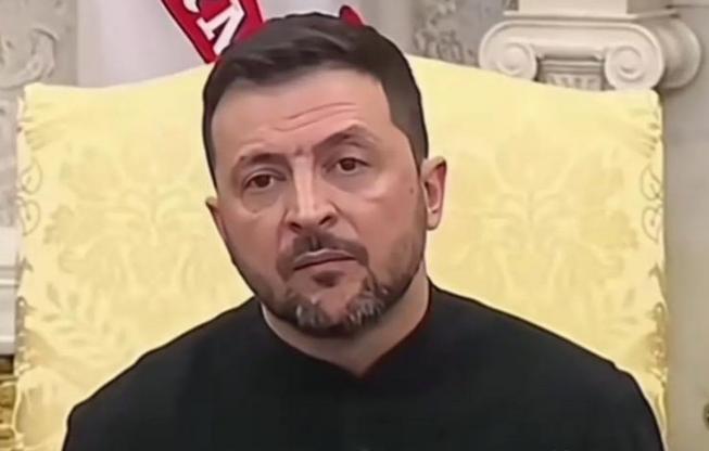 泽连斯基真是可怜又可恨！一边对外哀求俄罗斯，别再打击他们的能源设施，说天寒地