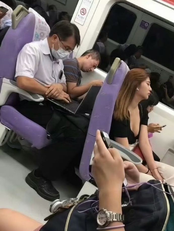 高铁上的有钱人也还在用home键iPhone！