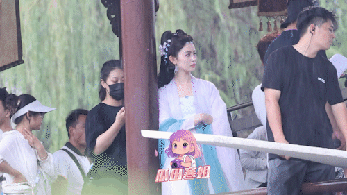赵晴风波后现身拍摄9月11日，有自媒体曝光一段赵晴风波后现身拍摄的视频。视频中