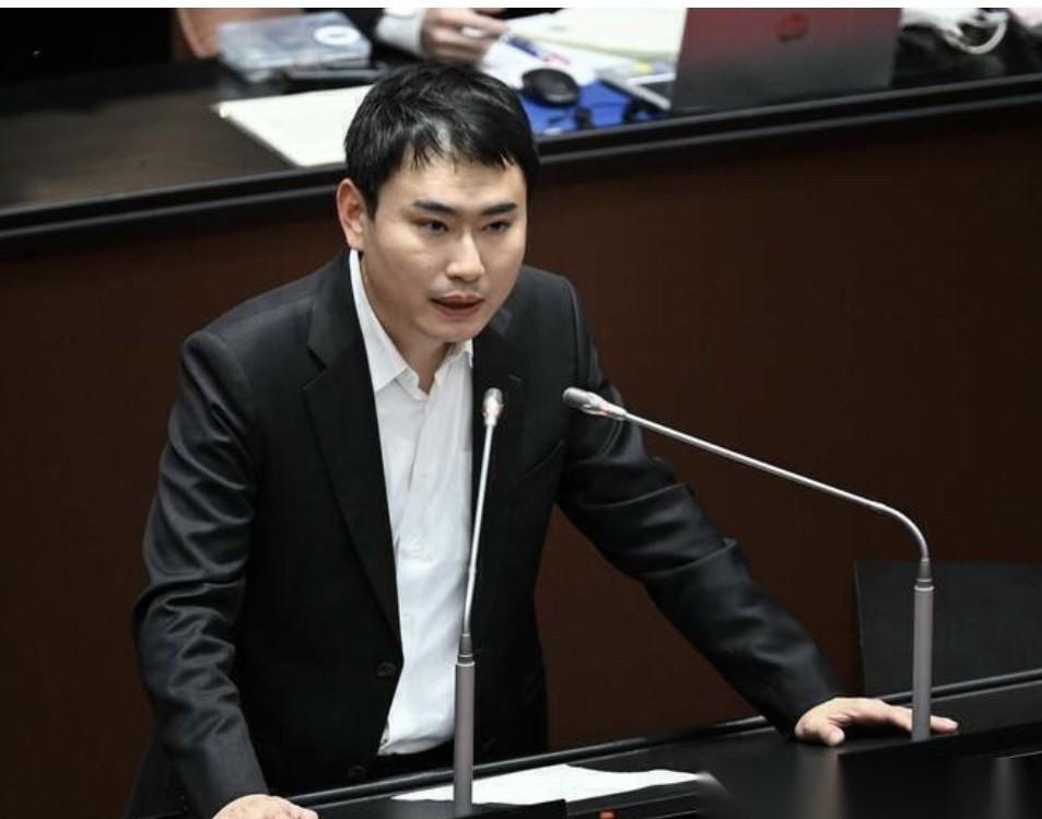 民进党对外媒报道内容的反应来了。针对外媒CNN报导称，随着台海形势日益紧张，有部