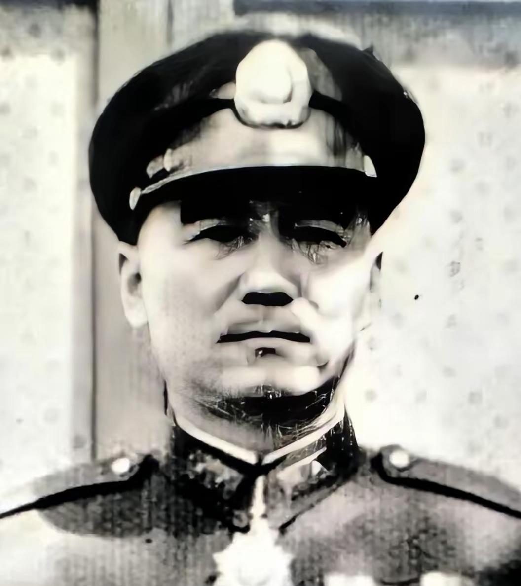 1949年，国军30军军长鲁崇义准备起义，但参谋长何沧浪听完，却红着脸，说：“军