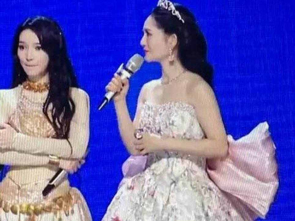 谢娜一个主持为什么穿得比选手都华丽