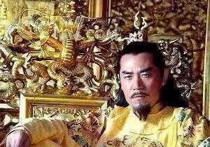 在军营尘土飞扬的那个下午，朱元璋疲惫归来，却意外遇见侄子带来的神秘女子。她美貌惊