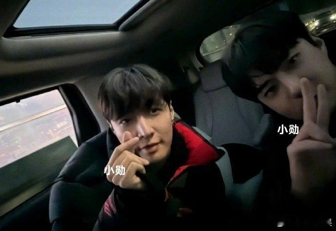 车内合照甜度超标！吴世勋与张艺兴的同框画面，每一处细节都戳中粉丝心巴。