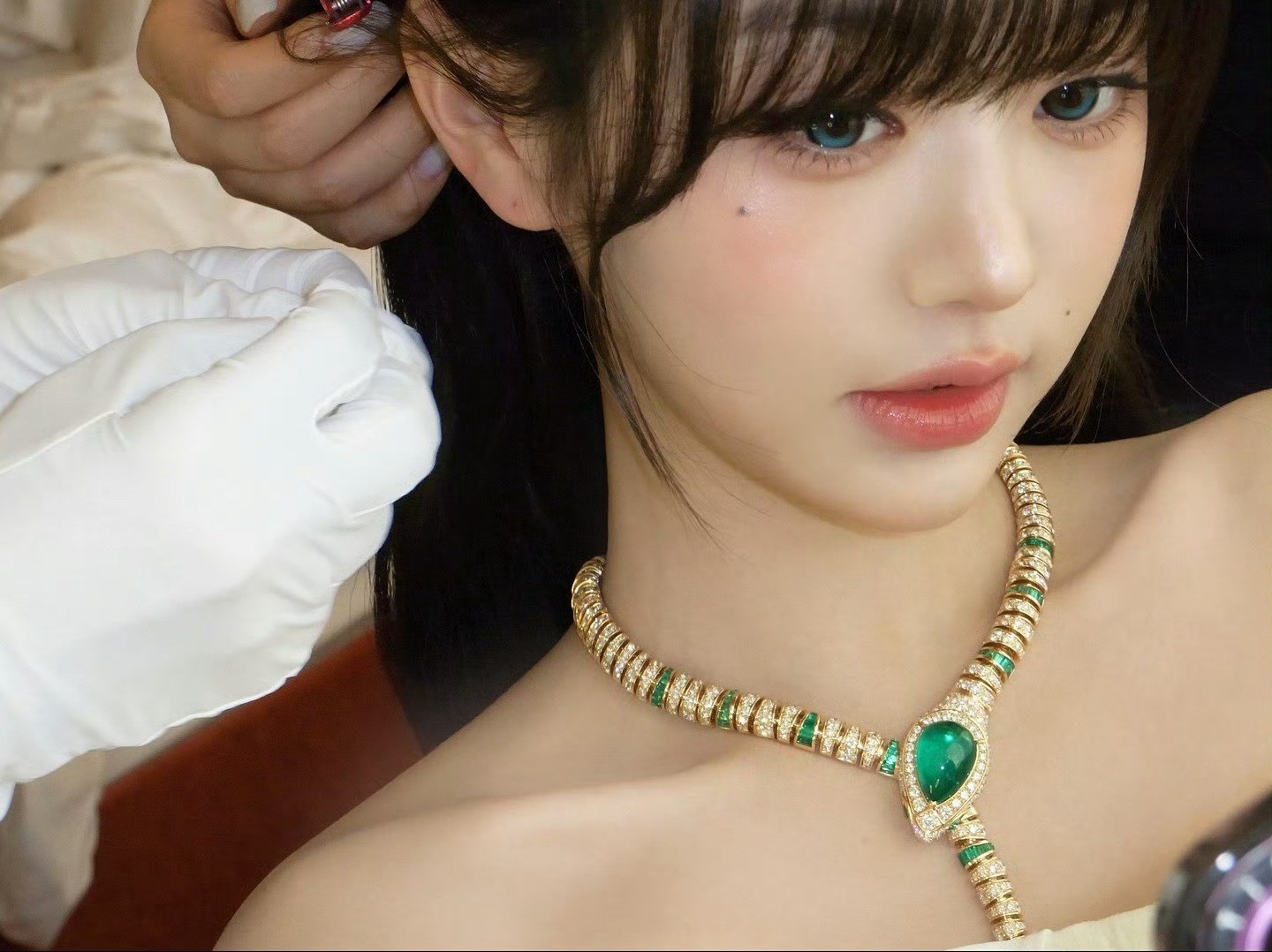 张元英这个美瞳和珠宝～在这张脸上就这样美得有玄幻感​​​