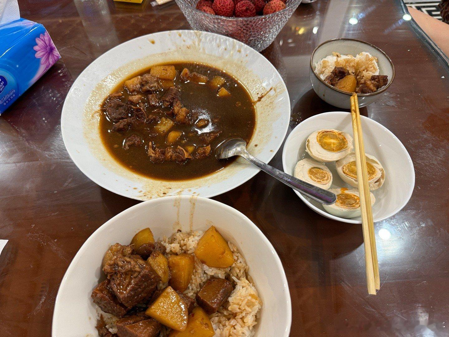 南京红姐被抓我刚看到这个话题还纳闷呢，我正好在吃饭，我跟我媳妇说，这啥红姐咋了又