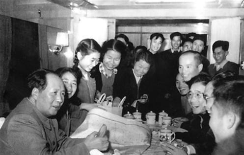 ·毛主席总是棋高一招，不服不行！香港60年代初严重缺水，老百姓几天都喝不上水，可