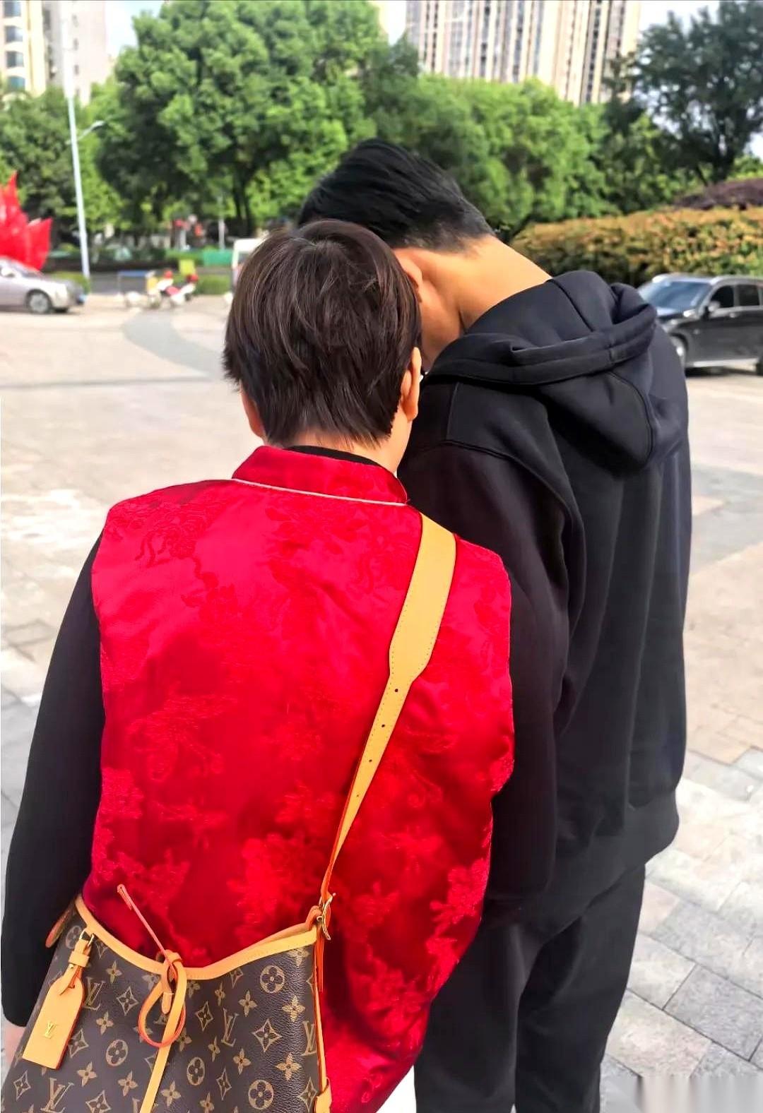 这张服务区拍的背影照，我能看一整天。真的。阿东的开心，是那种恨不得昭告天下、