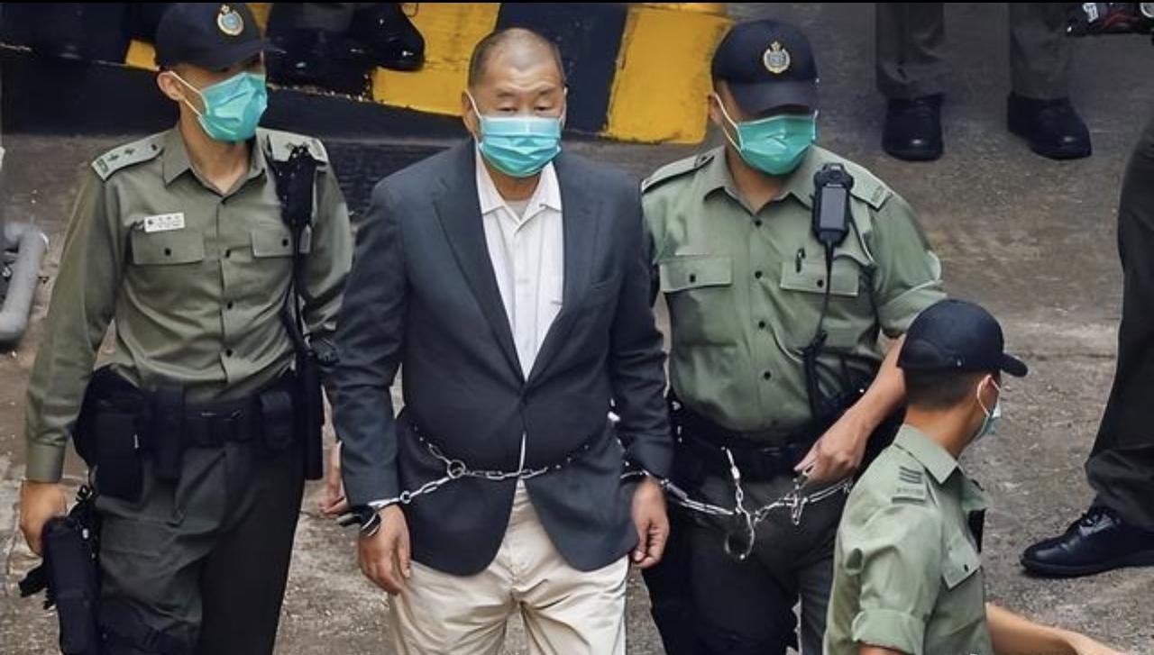 黎智英这多亏在文明法治社会，就胖黎所犯的罪行在过去历朝历代都是处以极刑的（或绞或