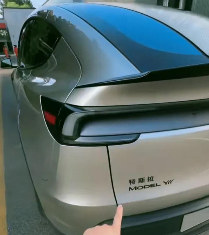 近日，特斯拉官方上线推出六座版特斯拉ModelY车型，定位M
