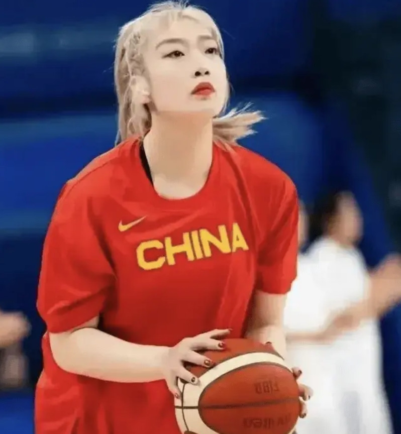 大家发现没，中国女篮已经抵达西安，准备适应场地备战热身赛了，从公布的16人名单里