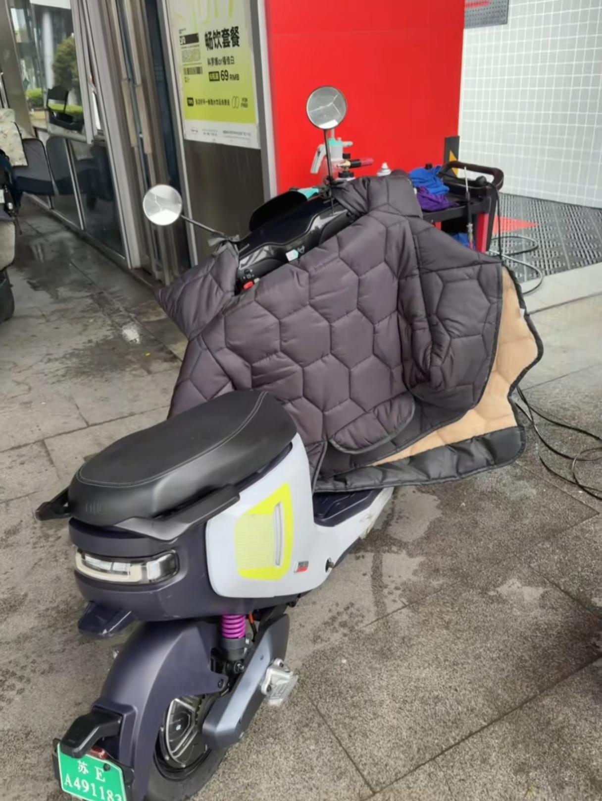 看到张雪峰的员工发文：我擦了很多很多遍车，却始终觉得没擦干净。峰学蔚来接班人武亮