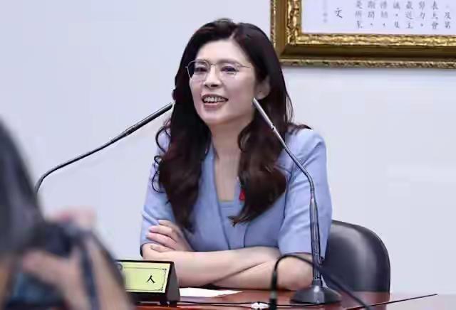 蓝营一夜变天！卢秀燕态度180度大转弯，金溥聪告邱毅突然怂了郑丽文受邀访陆，才