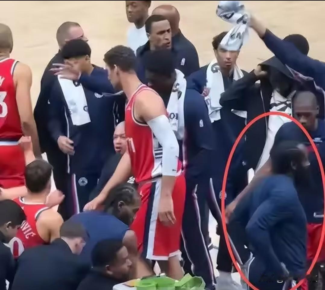 泰伦卢给球队布置战术，哈登基本都不参与了，由此可见下一个要走的估计是哈登！当时