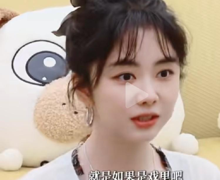 谭松韵把“腹肌”当成“杠铃”，这才是内娱最稀缺的“不配合表演”！《毛雪汪》那期，毛不易盯着屏幕里刘学