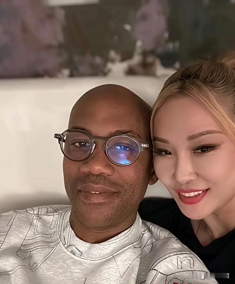 武汉女婿马布里完全被妻子汪妤凌给规训了，叫拍视频就拍视频，叫跳舞就跳舞，非常细心