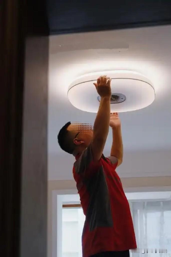 广东汕尾，62岁大爷被老友叫至家中帮忙更换吊灯灯管，谁知，他竟从梯子上重重摔下，