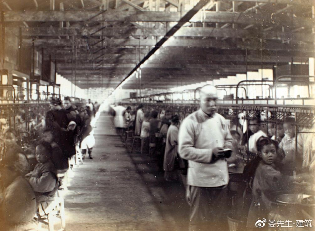 《上海百年工业建筑寻迹》节选 上海在开埠前就是江南名邑,海上贸易和航运业十分发达。从元代海运漕粮开始,上海沙船业应运而生。这种空载时须装砂后仓的平底船,适应水浅沙多的北方海道。据史料记载自康熙二十四年(1865年)开海禁,关东豆、麦,每年至上海者千余万石,而布、茶、南货至山东、直隶、关东者,亦由沙船载而北行。沙船载重量初期不超过1000石(约50吨),后来经过改造增加到1500至3000石。在乾、嘉年间,集聚在上海黄浦江上的沙船有3500艘左右。除了上海的沙船外,浙、闽、粤的乌船、疍船、估船停泊在上海