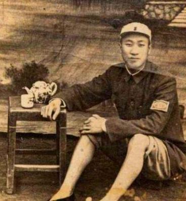 1998年，72岁的抗日老兵马丹林卧病在床，身上插满各种医疗导管。他那身家百亿的