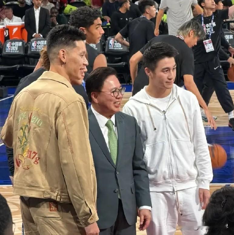 何猷君婚礼答谢宴后公开亮相！一身休闲装看NBA中国赛，阳光帅气奚梦瑶大婚奚梦瑶