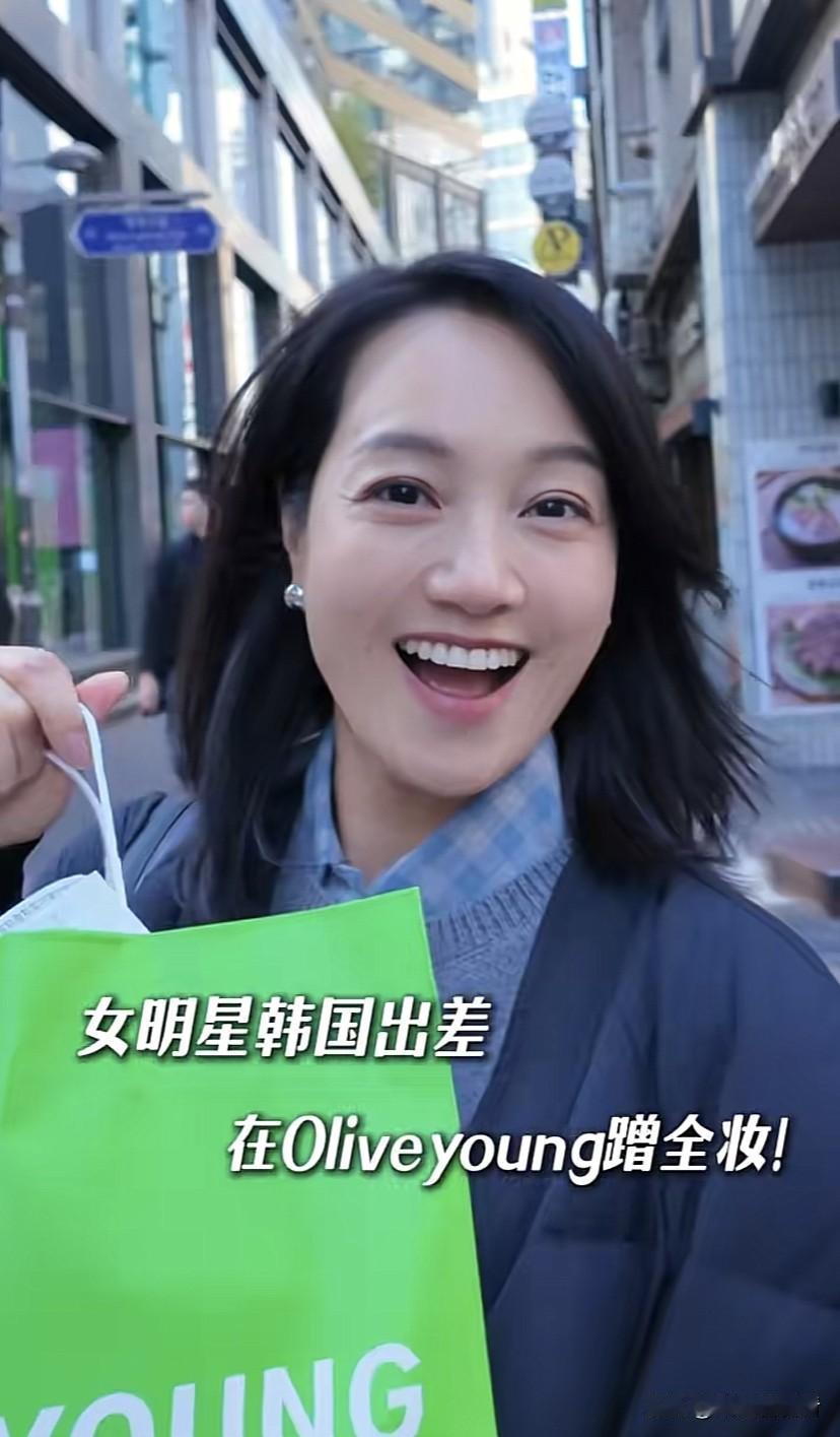 朱丹韩国美妆店扫货，顺便蹭了一个全妆，素颜出镜的她，细纹，眼袋，脸上的疙疙瘩瘩斑