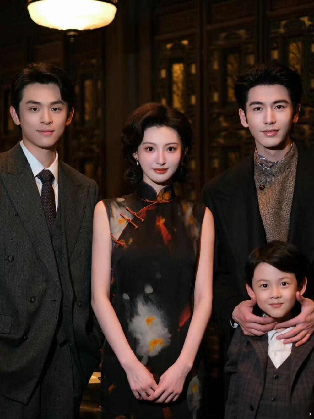 张凌赫剧里的儿子跟本人好像对不起，我怎么觉得这张合影里左边这三个更像一家子，张凌