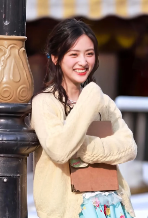 沈月对着镜头笑时，元气混着温柔，清新又治愈，这就是秋日专属女孩吧！