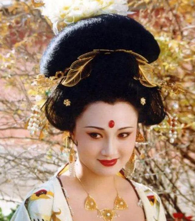 752年，唐玄宗一把抱住虢国夫人，虢国夫人心口不一道：“若被玉环知道了，臣妾无法