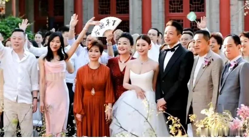 汪小菲二婚比一婚隆重！张兰穿旗袍变端庄了，大合照“家和万事兴”​！这次婚礼给人