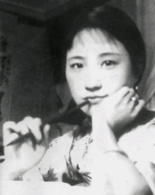 徐志摩去世后，他父亲每月都给陆小曼打钱。一天，陆小曼去取钱，却发现汇款单上附着一