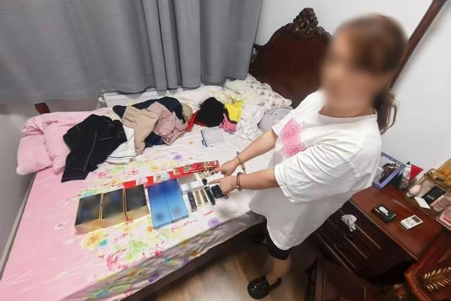 一保姆为给儿子筹备婚事偷走雇主财物后, 竟藏到雇主另一处住宅的保姆房里