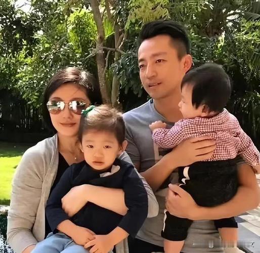 汪小菲终于把钱袋子捂紧了，台北信义区的豪宅怕是悬了。每个月光物业费和水电费就