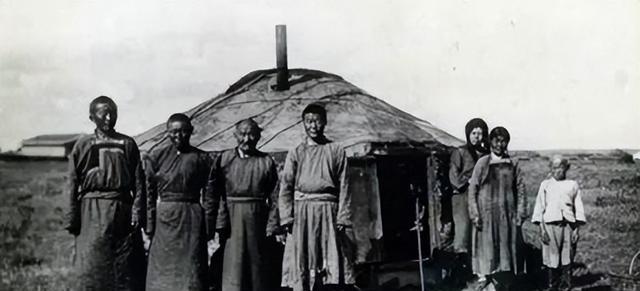 欧洲草原深处有一个地方，街头飘着经幡，寺庙供着佛像，来来往往全是黄皮肤的面孔。