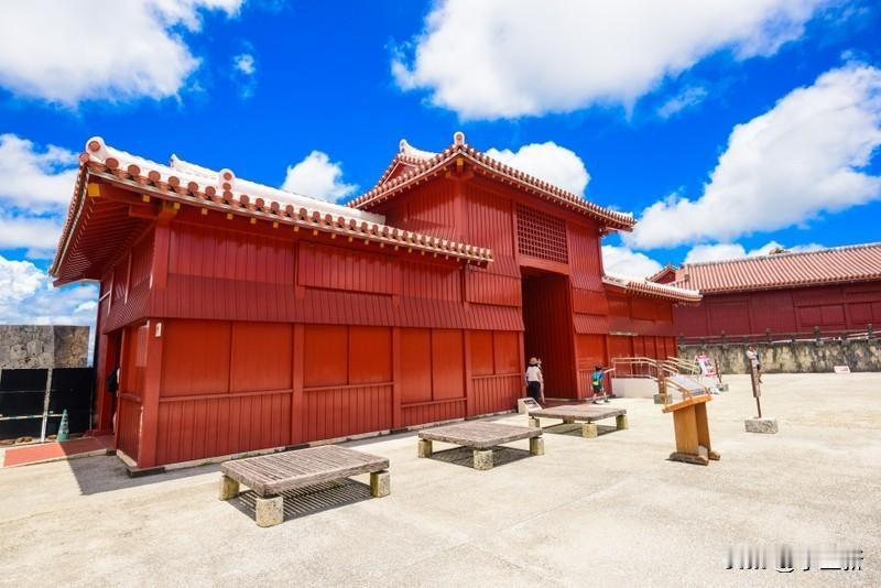 琉球群岛当年并非严格意义上属于中国领土，但和中国渊源颇深。明清时，琉球是中国的藩