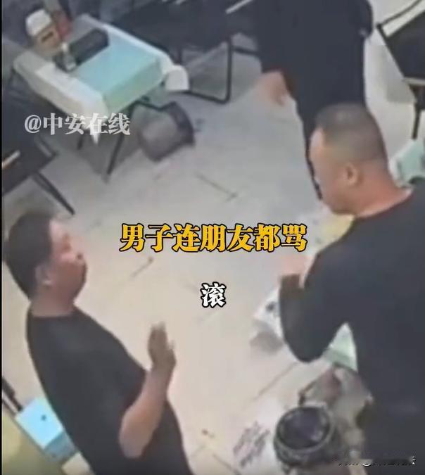 湖南长沙，一男子跟朋友在烧烤店吃饭，期间自己把衣服弄掉在地上，自己捡起来之后迁怒