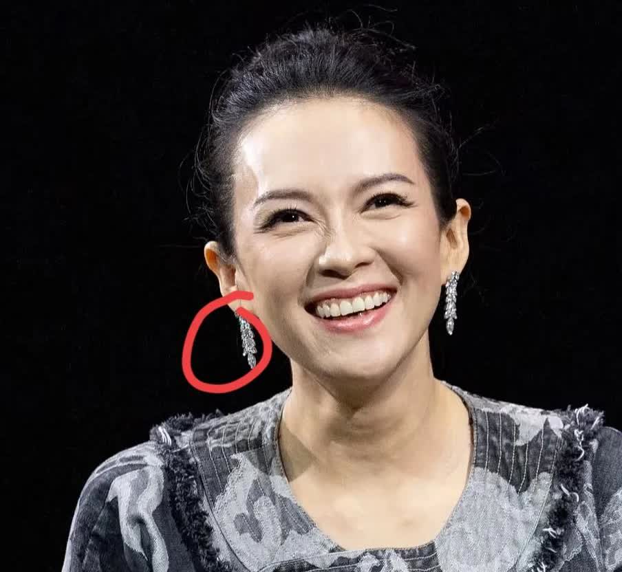 汪峰现在估计大腿都拍断了，翻来覆去的想了一夜，怎么也想不明白，离婚后的章
