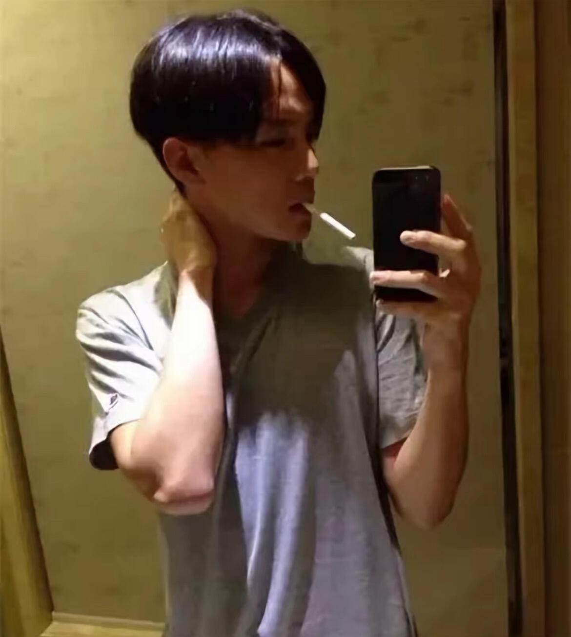 古早男神一片天谁见尹正不递烟可惜后来他吃了太多猪肘子🍖