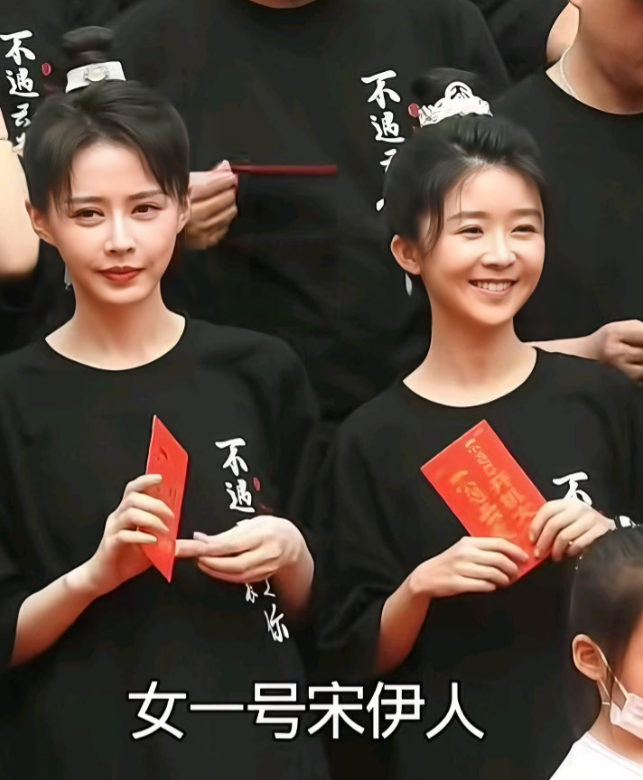 我认为整个娱乐圈都在默契的保守一个秘密那就是宋伊人的身份之谜！似乎每一部