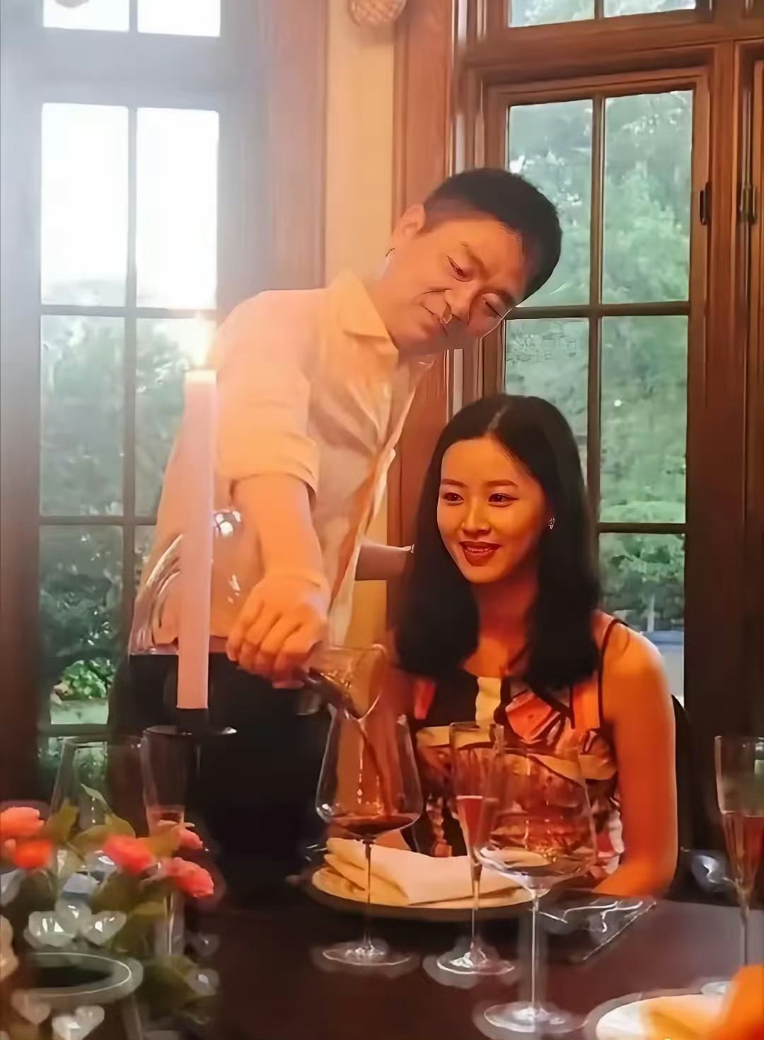 刘强东和章泽天最近又晒了一张合照很恩爱呢​​​​