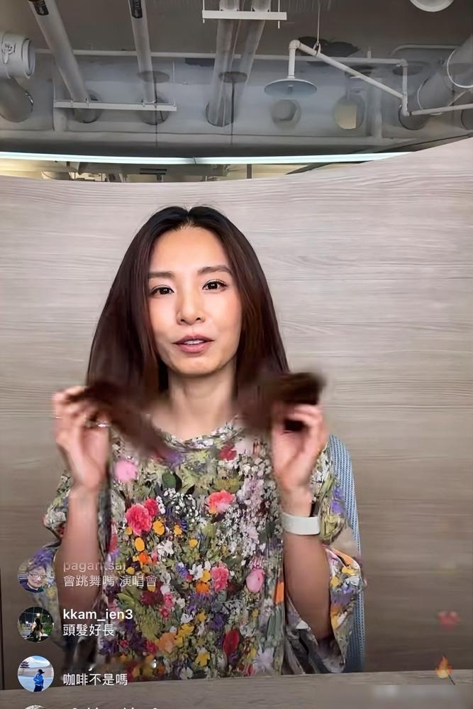 田馥甄素颜直播，弹幕炸了，全是认不出。镜头怼脸，没滤镜，法令纹、眼窝全露着。跟S.H.E时期那个搞怪