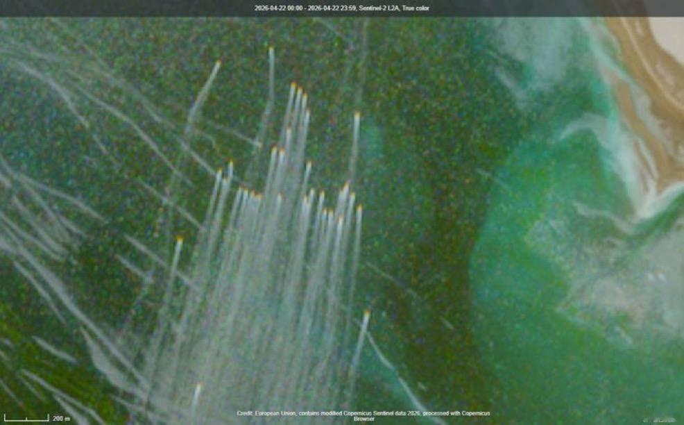 最新卫星图像显示，至少33艘伊朗伊斯兰革命卫队高速攻击艇，正在霍尔木兹海峡北部以