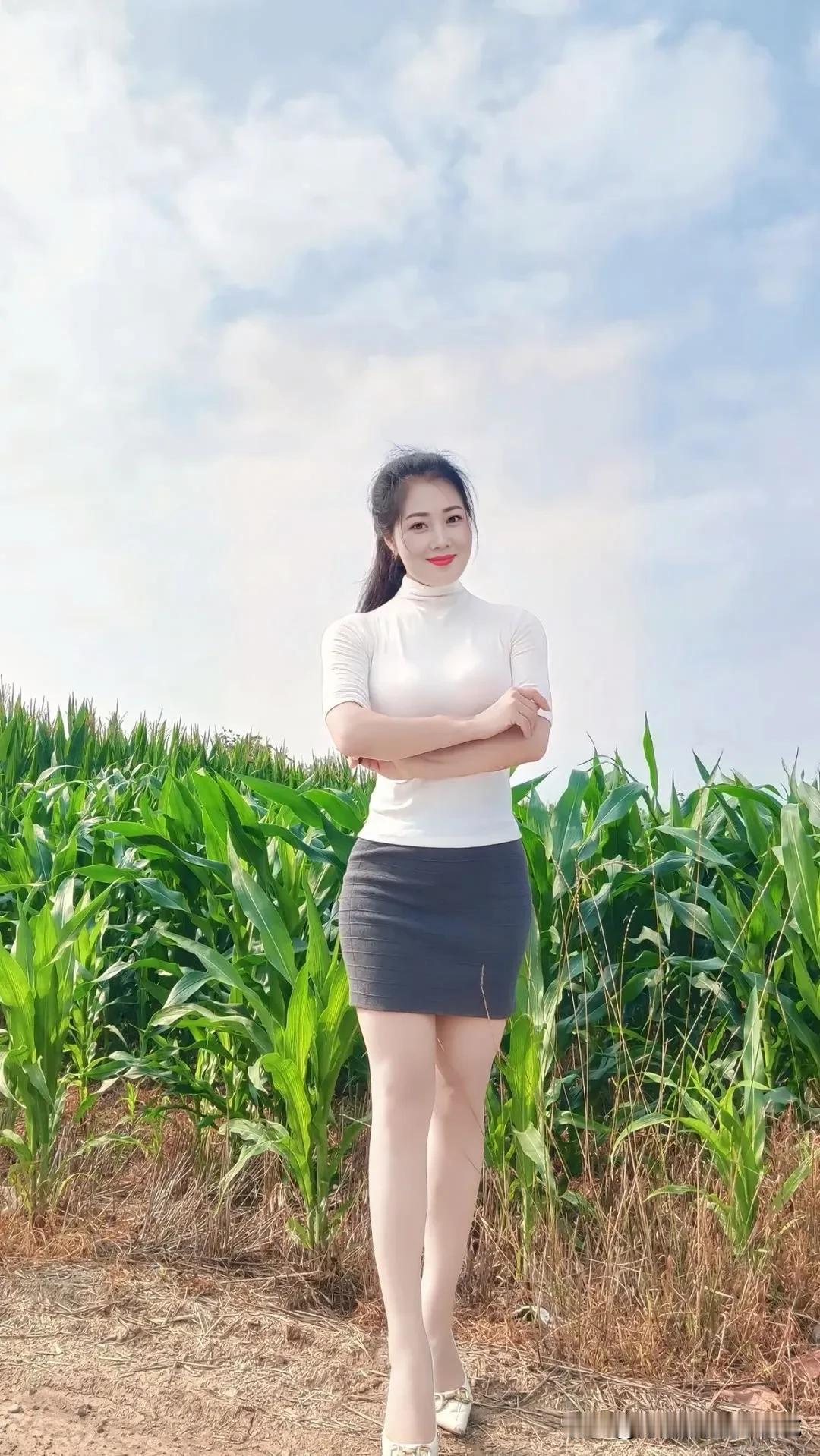 每一颗金黄，都是大自然的馈赠✨漫步田野，感受丰收的喜悦🌾生活，就该如此简单