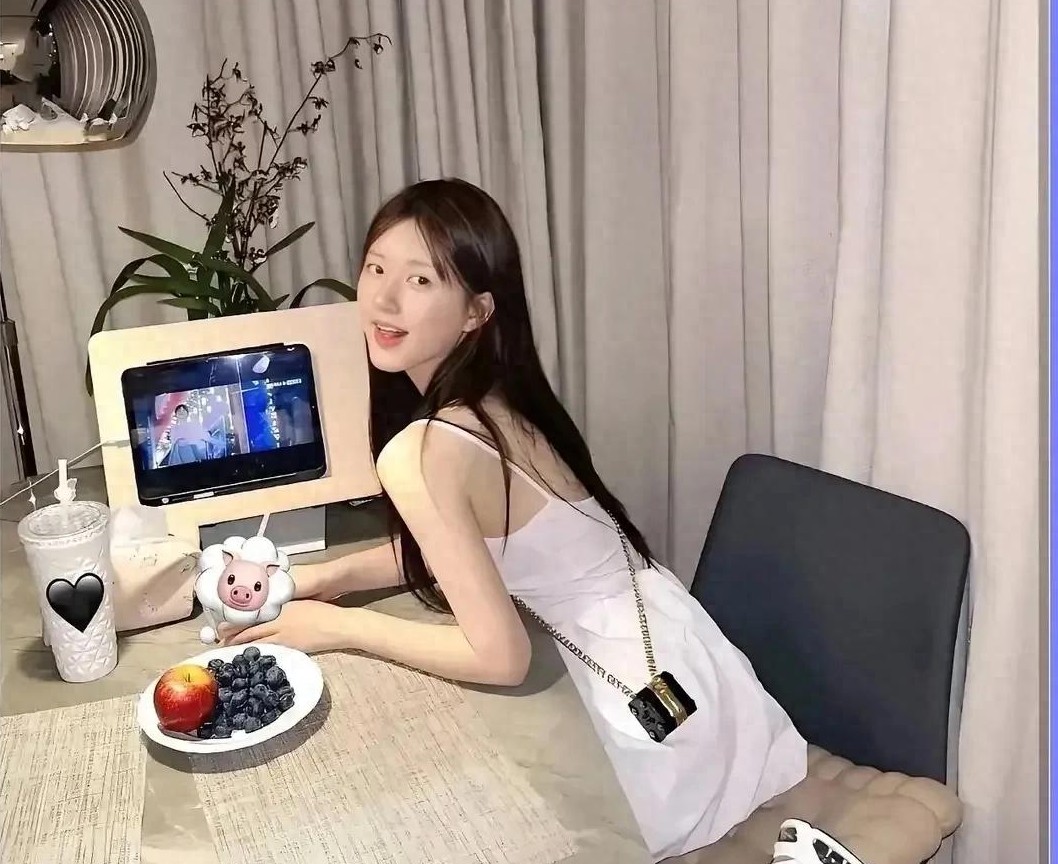 被赵露思的家惊艳到了，三面环窗，房子里洒满阳光的感觉太棒了