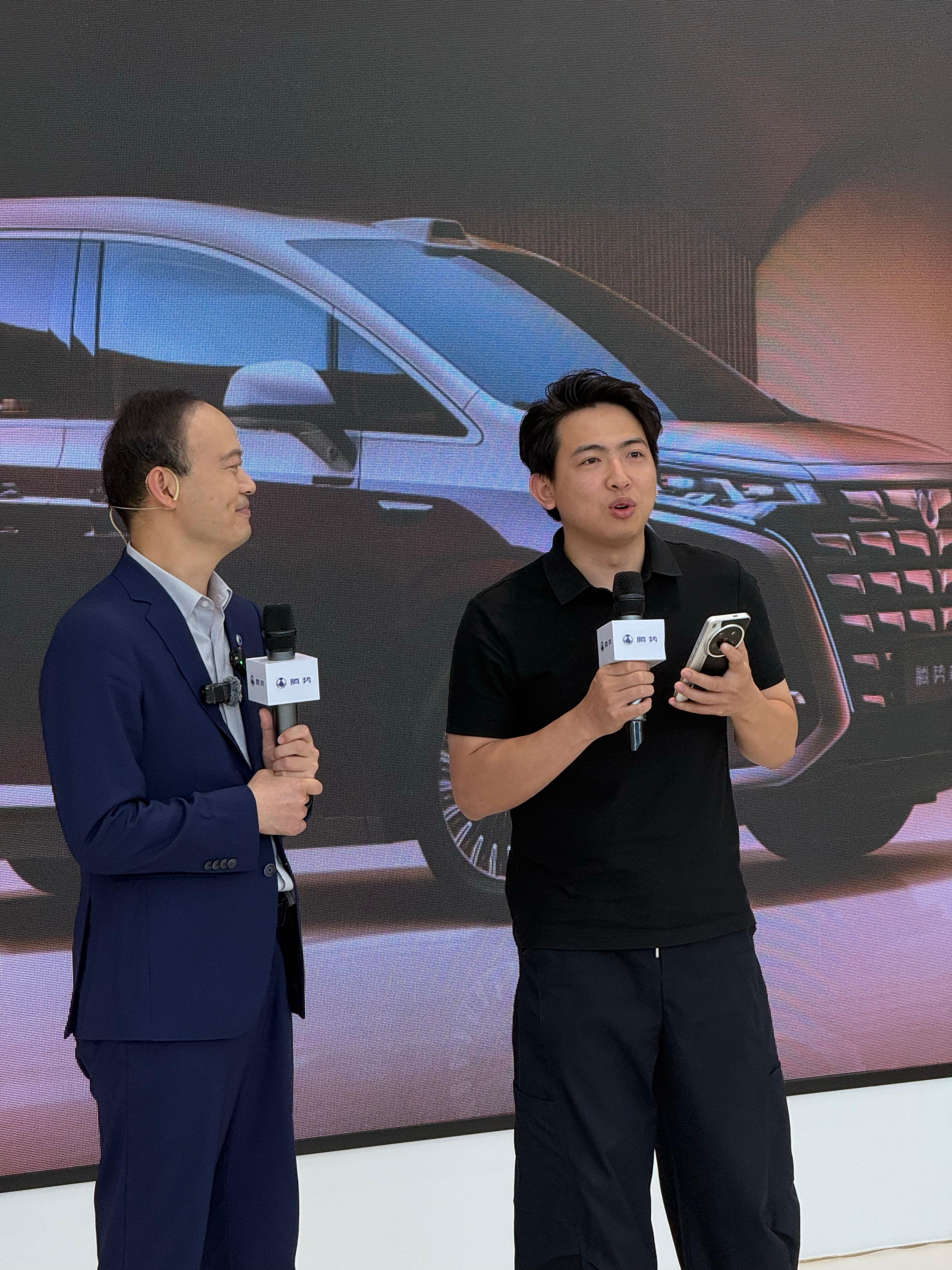 第二代腾势D9交付仪式，车主里年轻企业家代表用的手机很有辨识度呀第二代腾势d9我