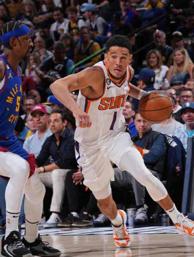 布克和格林必须交易走一个，否则太阳永远都是四小阵容，这个阵容上限就是第八的水平。