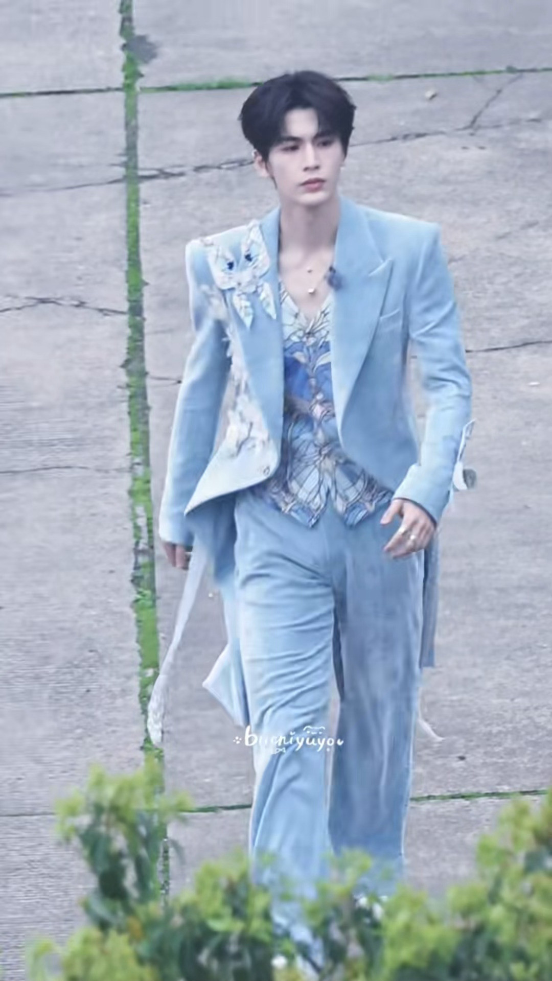 张凌赫开推男模闪亮登场，想到让0h穿蓝色燕尾服的简直太有眼光了