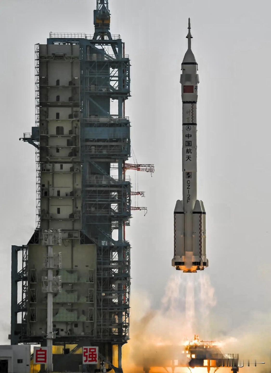 神舟22号刚上天网友就吵翻了。居然有人想蹭飞船上太空说飞船空着也是空着！顺道带