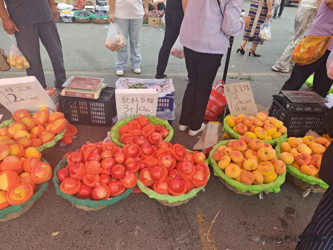 新疆的水果下来了，空气中都弥漫着瓜甜果香的味道，价格嘎嘎便宜，想吃的滴滴……